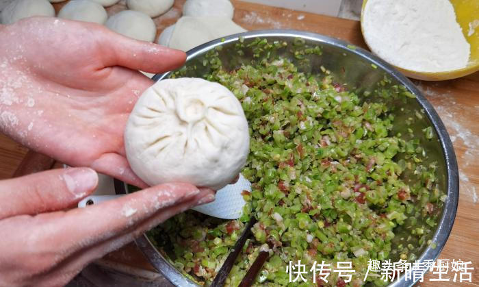搅拌均匀|三伏天，遇到此菜别手软，钙是鸡肉7倍，现在正当季，蒸包子真香