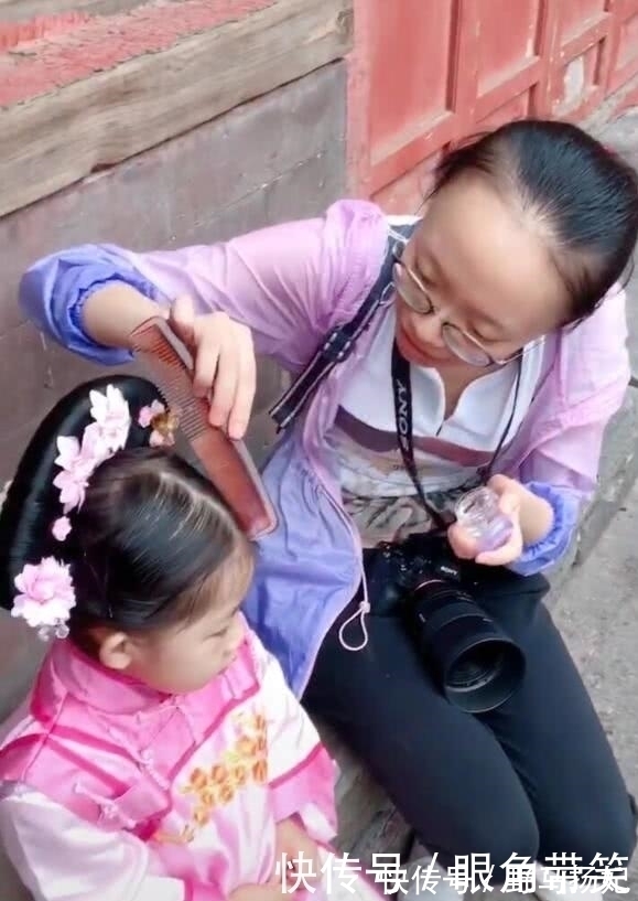 旗装|奇闻:旗装小萝莉游故宫,遭外国人围的水泄不通