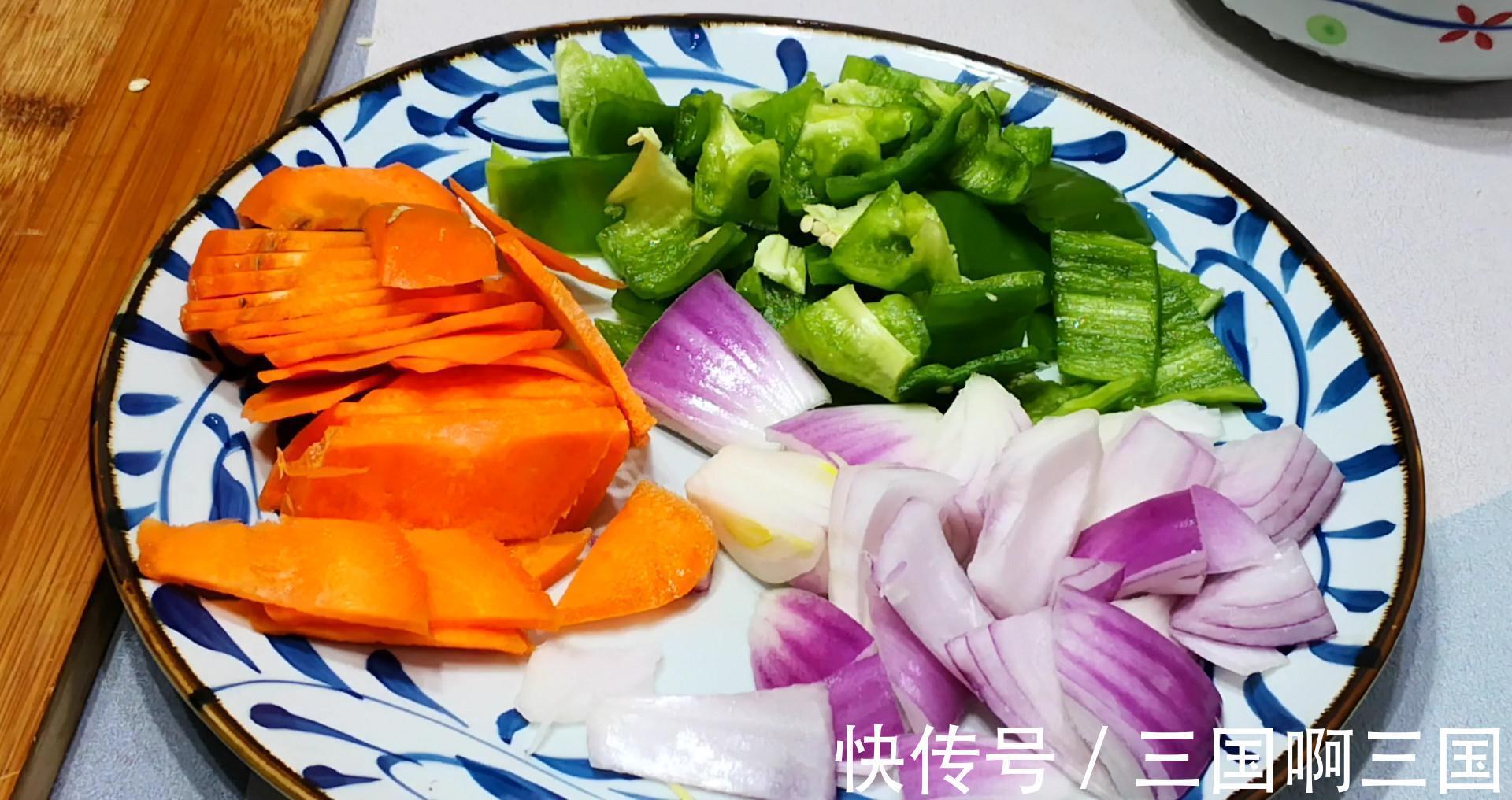 一日三餐|冬至后,多给孩子做这道五彩菜,维C含量极高,营养健康,太香了