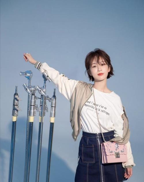 脸上有这3处“特征”的女生,并不适合留刘海,露出五官更女神