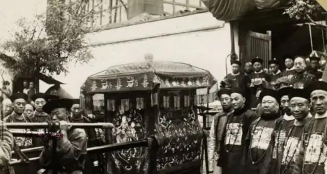 图九|清末老照片，扛火枪的清兵弱不禁风，图九洋人在龙椅上恣意妄为