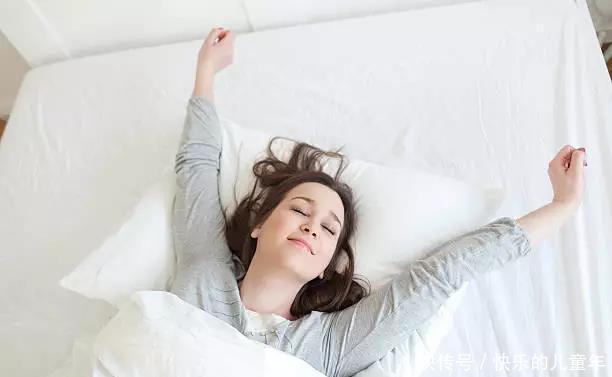 一套适合“懒人”养生法!每天这样懒一懒,全身受益效果堪比运动