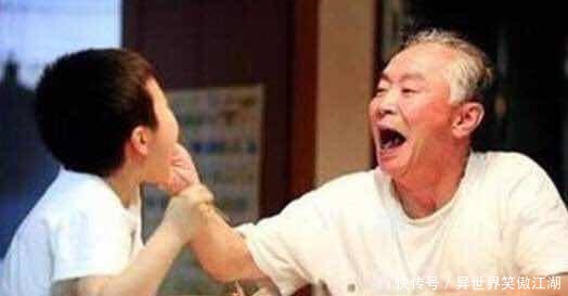 蕾蕾|姥爷抱3个月外孙,却遭“白眼”攻击,网友表情管理很到位