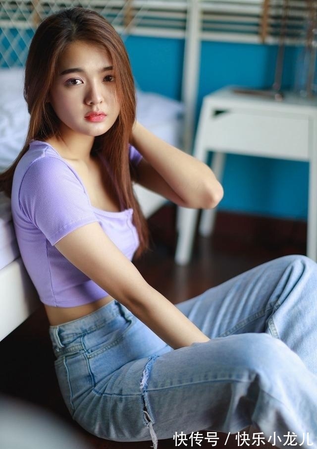 身材|省布料的小背心搭配宽松牛仔裤,秀出小姐姐的身材,也穿出了个性