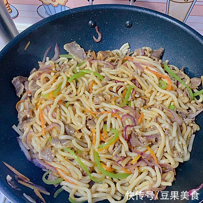 青椒丝|#圣迪乐鲜蛋杯复赛#零难度家常做法 牛肉炒乌冬面