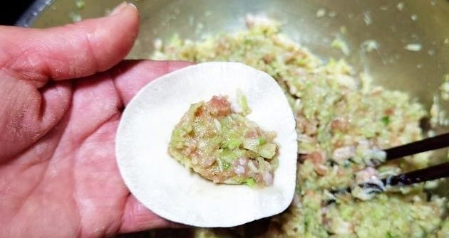 包白菜饺子时,记住老师傅的“2放2不放”,饺子鲜嫩多汁,特好吃
