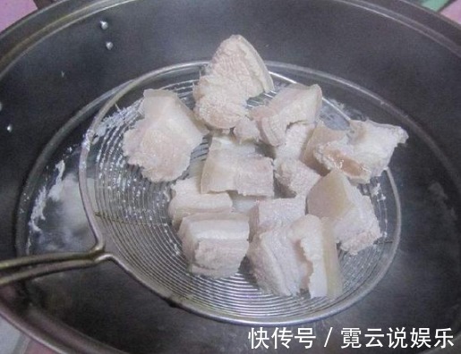 炒糖色，到底用油炒还是用水炒，大部分人都错了，难怪红烧肉发苦