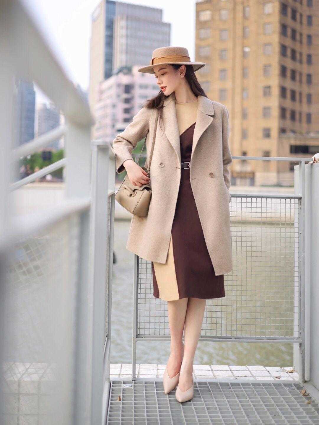 博主 秋冬天快速出门的“偷懒秘籍”,大衣连衣裙叠搭,上身效果yyds