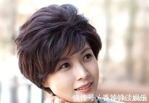 新年|50岁女性不想老气?别留直发!新年换上3种“冻龄卷”,精致洋