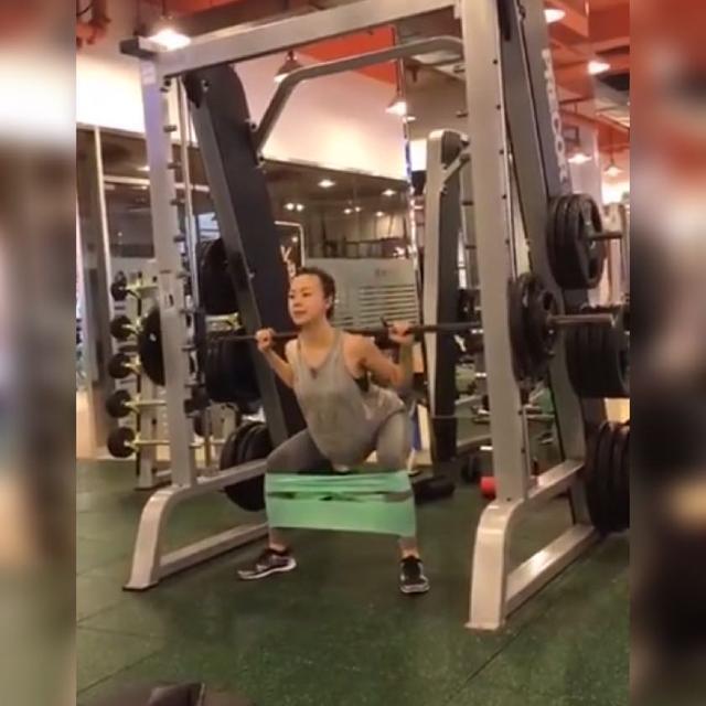 健身|怀孕9个月准妈妈妈举杠铃,挺着孕肚做深蹲火了,网友:也太绝了