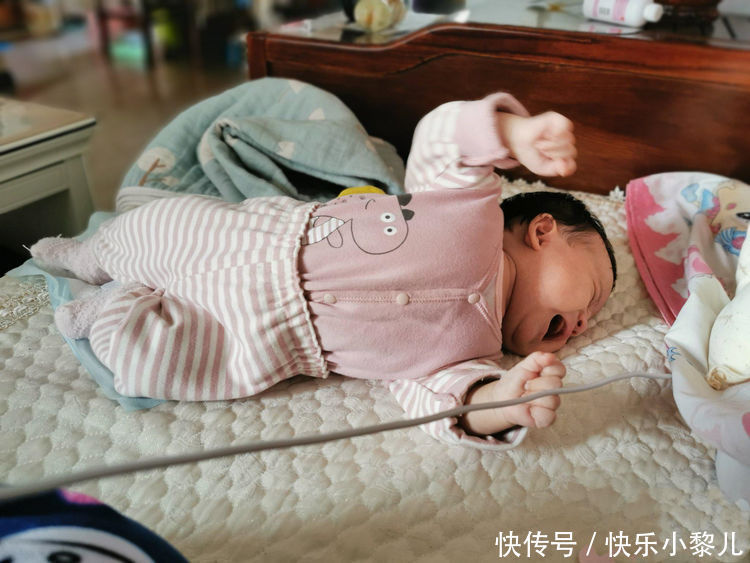 妈妈|宝宝四个月不会翻身怎么办？孩子翻身的关键期，妈妈别错过了