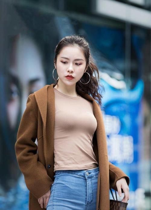 打底衫 小姐姐内穿咖色打底衫，配修身牛仔裤，释放出最美的自己