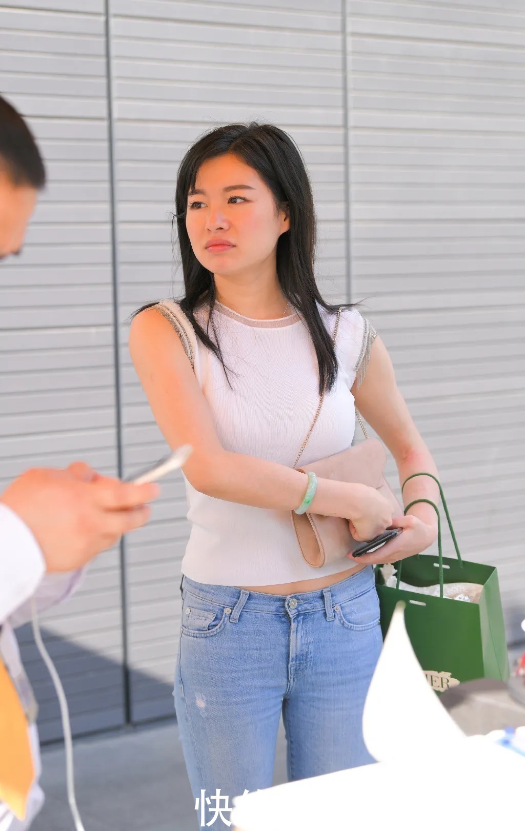 洋气|选择简约洋气的牛仔裤穿搭,让造型显得优雅干练,尽显都市时尚美