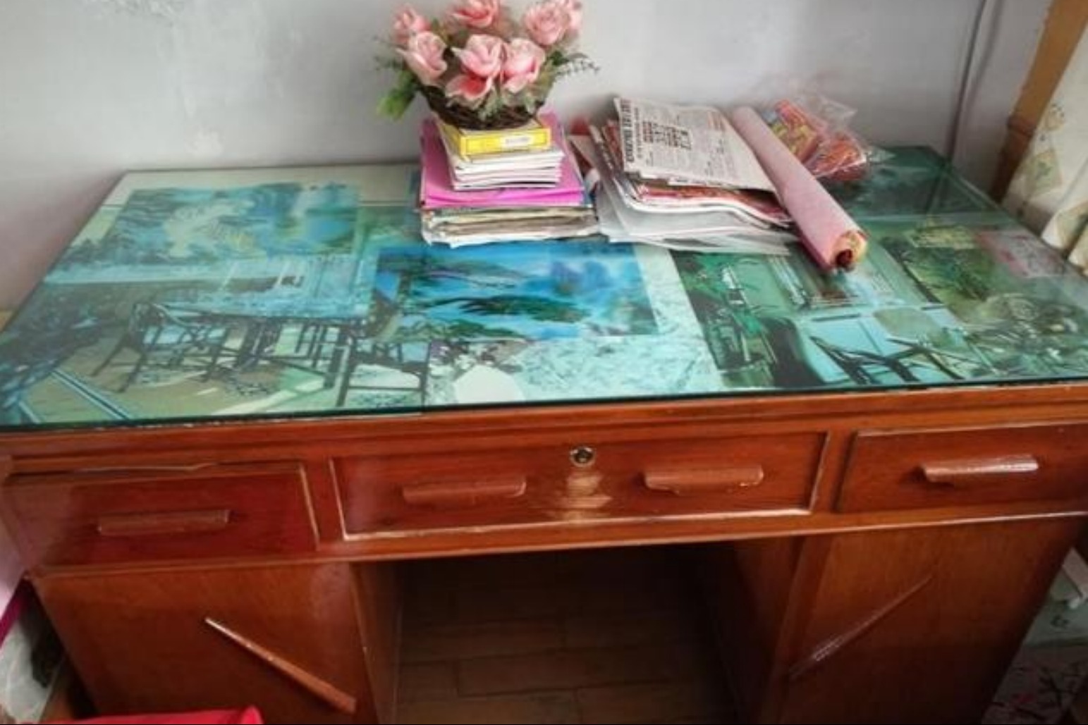 桌面|八九十年代的家里,桌子上为什么喜欢放一块大玻璃?