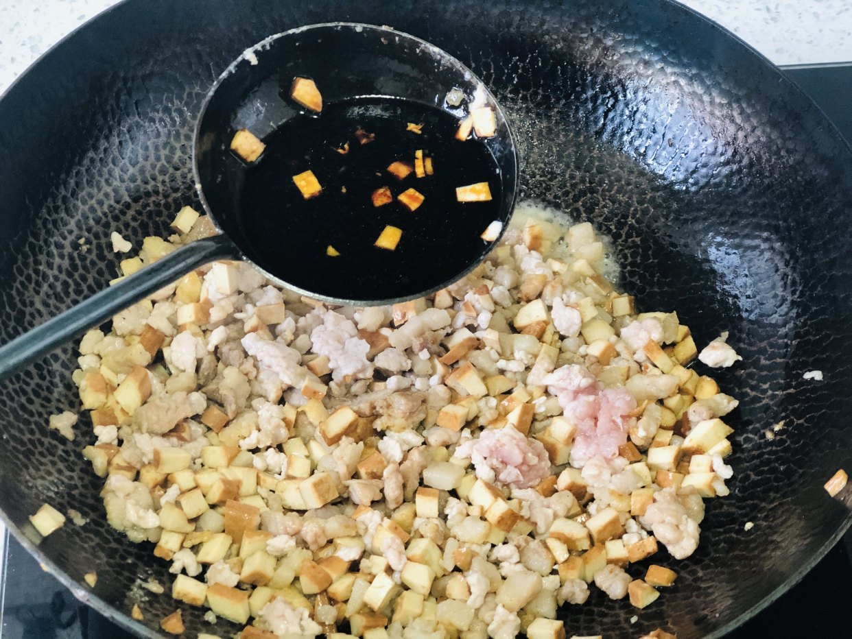 做炸酱面,豆瓣酱和甜面酱选哪个很多人做错,难怪炸酱吃着不香