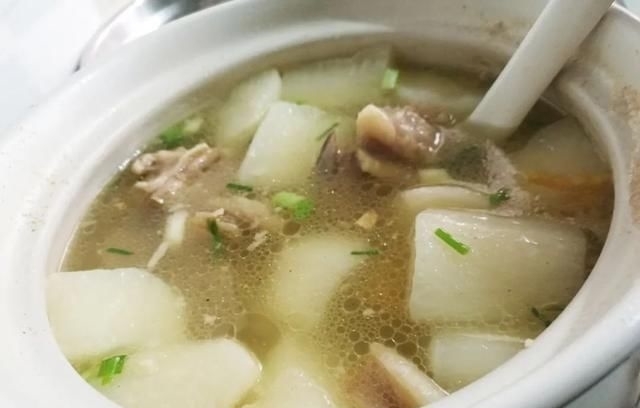 冬至|炖羊肉汤不要花椒、大料和料酒,加这两样味道鲜美,还没羊膻味!