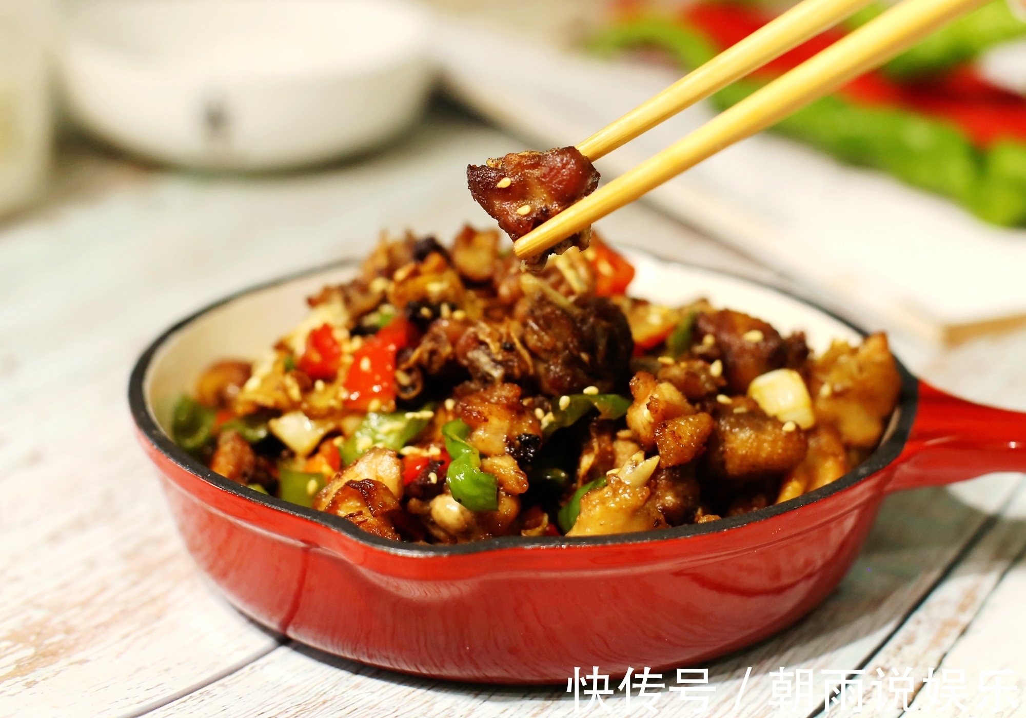 换个方法吃鸡!比辣子鸡好吃10倍,一整只鸡连骨头渣渣都嚼了!