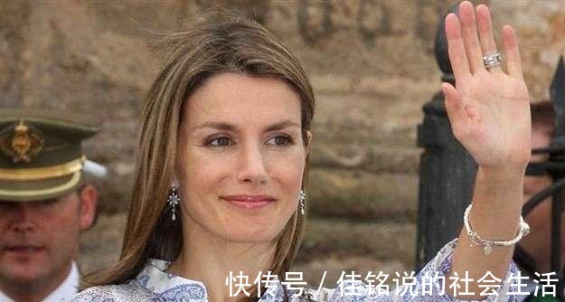 蕾丝!谁说莱蒂齐亚不爱珠宝光是腕间都很精彩,最爱婆婆送的字母手链!