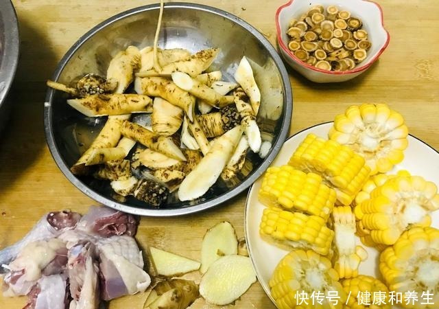 天冷了,炖鸡汤加一鲜品,味香味浓,甘甜滋补,手脚暖和不冰冷
