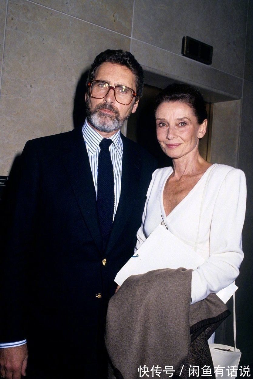 吸睛指数 美人在骨不在皮,老年赫本一脸皱纹仍迷人,穿搭精致优雅到骨子里