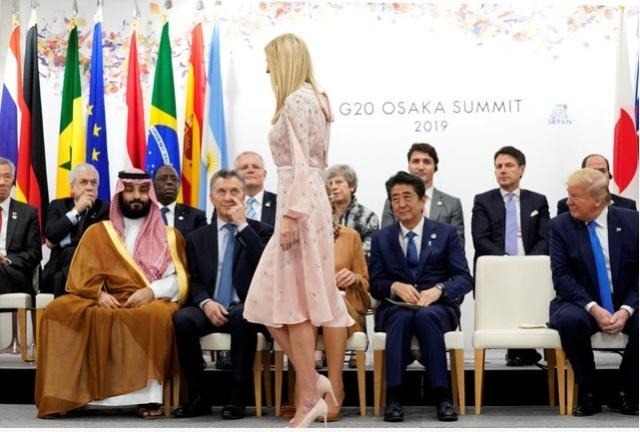 芬兰|35岁芬兰女总理亮相,穿争议西装时髦打底抢镜,换新发型太优雅