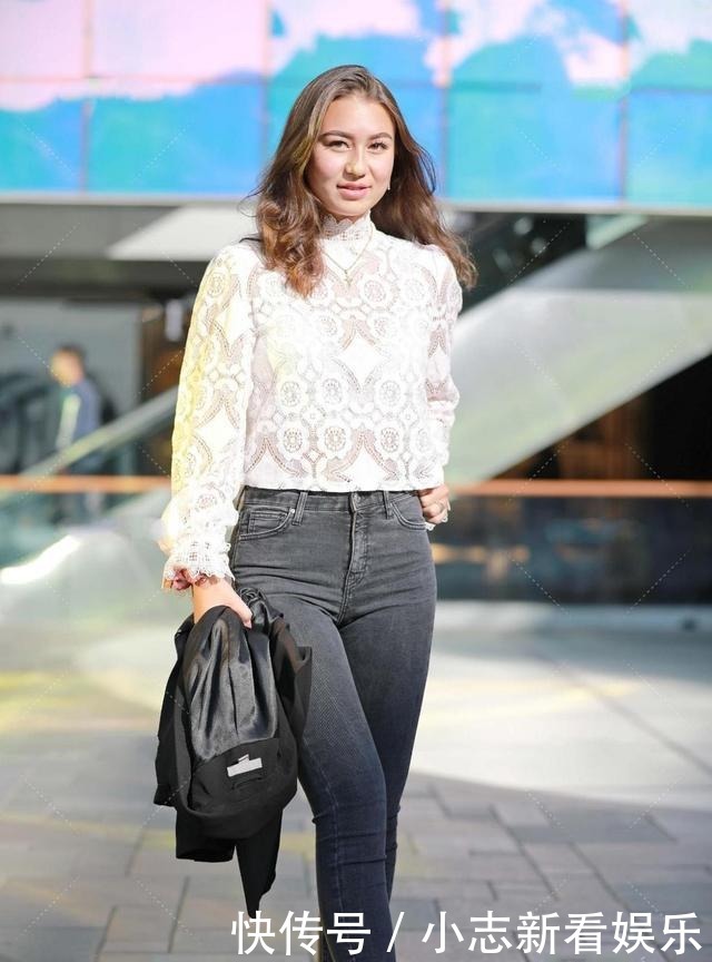 设计|网纱镂空设计的衣服,穿上很漂亮,搭配牛仔裤很休闲