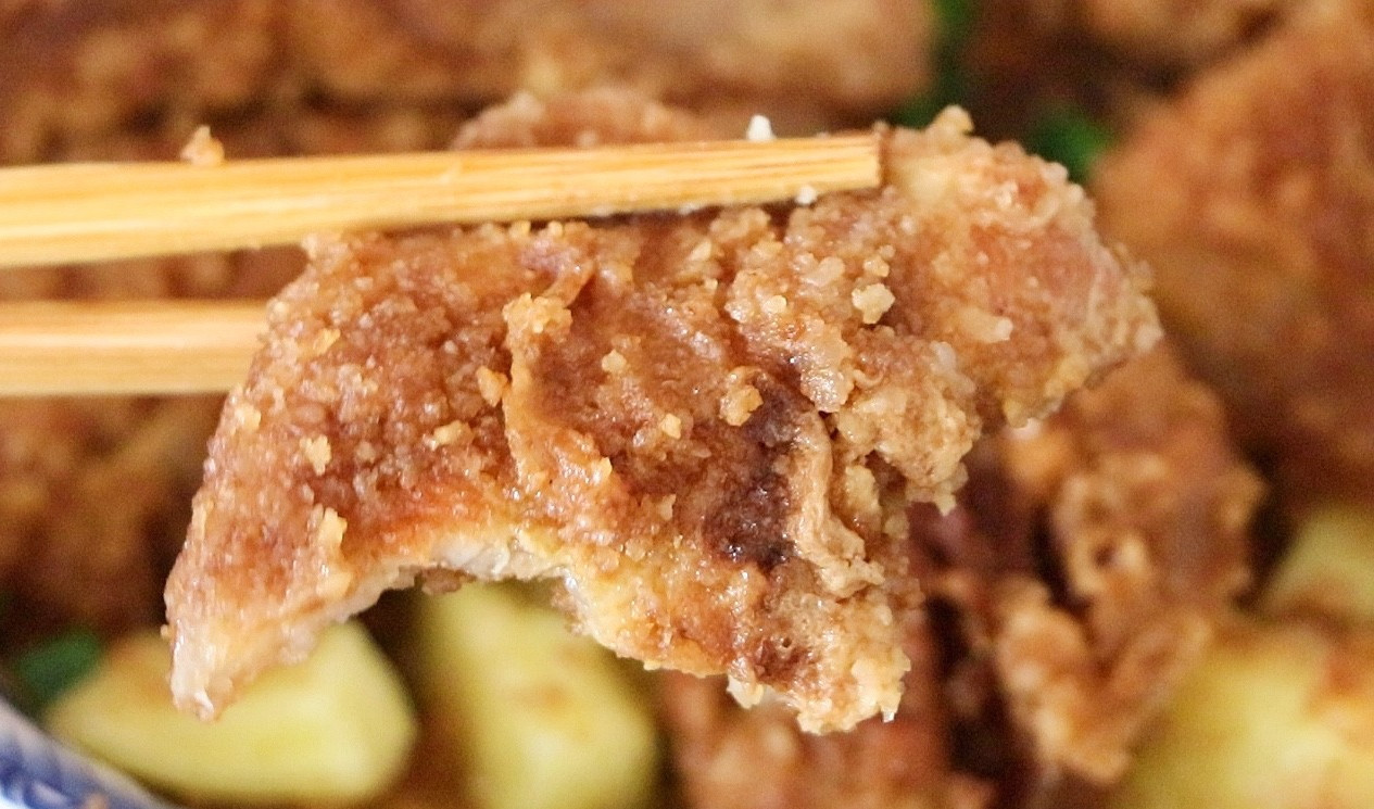 年夜饭，猪肉这样做赛过粉蒸肉！加上两个鸡蛋，小孩抢着吃它