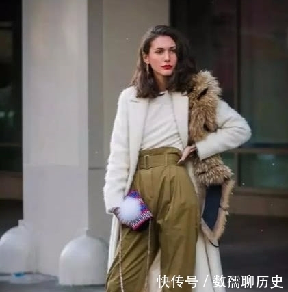 奶奶|女人过了50少穿“小黑裤”,不洋气!今年流行“奶奶裤”,真漂亮