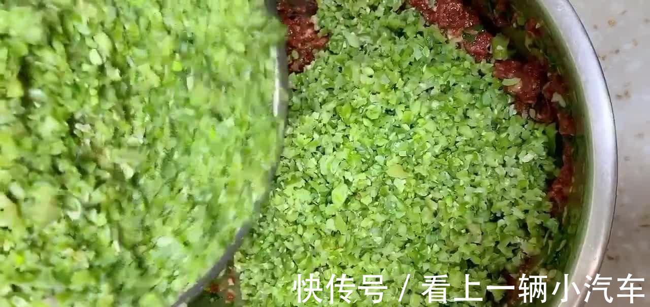 厨师教你做豆角猪肉馅包子，过程详细通俗易懂，松软香甜皮薄馅大