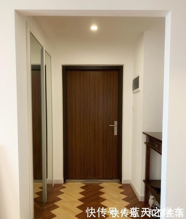 落尘区|她在玄关做个“落尘区”,衣帽间不要柜体和柜门,谁见过!