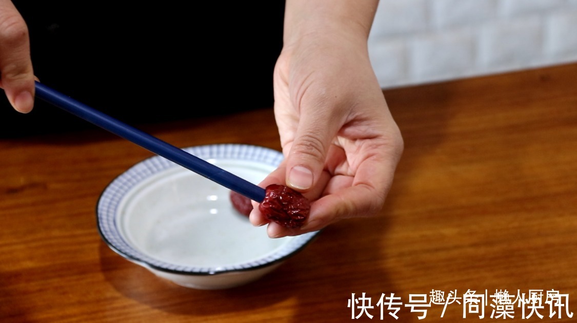 水洗|红枣用水洗一下,捅出枣核,这样低温烤一下,香香脆脆的