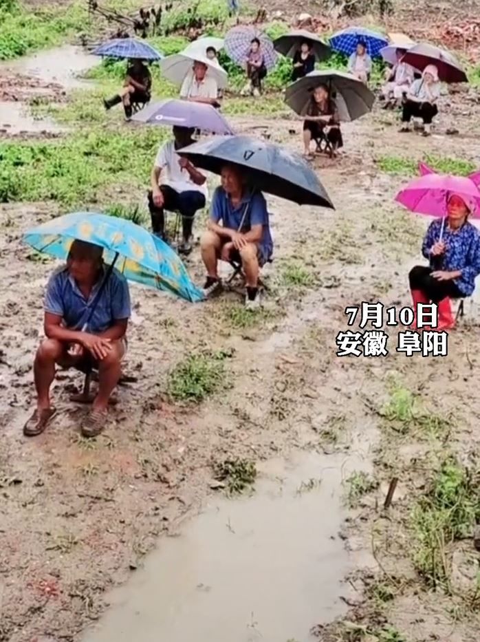 看戏|大爷大妈泥地中冒雨看戏2小时！剧团：非常感动，认真完成！
