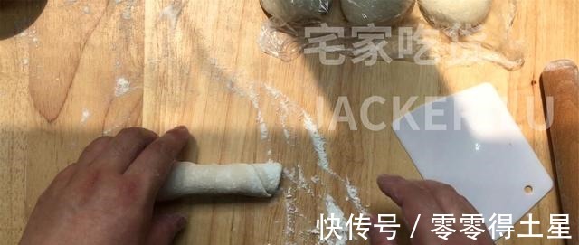 豆沙馅|芝麻豆沙酥饼,制作简单,层层酥脆,一口下去直掉渣,香酥可口!