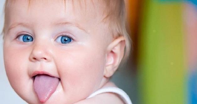 舌头|宝宝吐舌头,看起来可爱,可能却有这3个身体问题!宝妈要当心