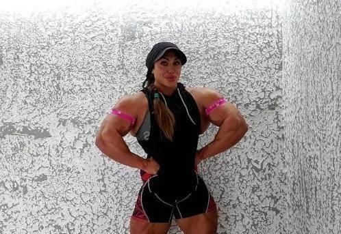 女孩|因身材羸弱被嘲笑,女孩健身练出“巨腿”,网友表示惹不起