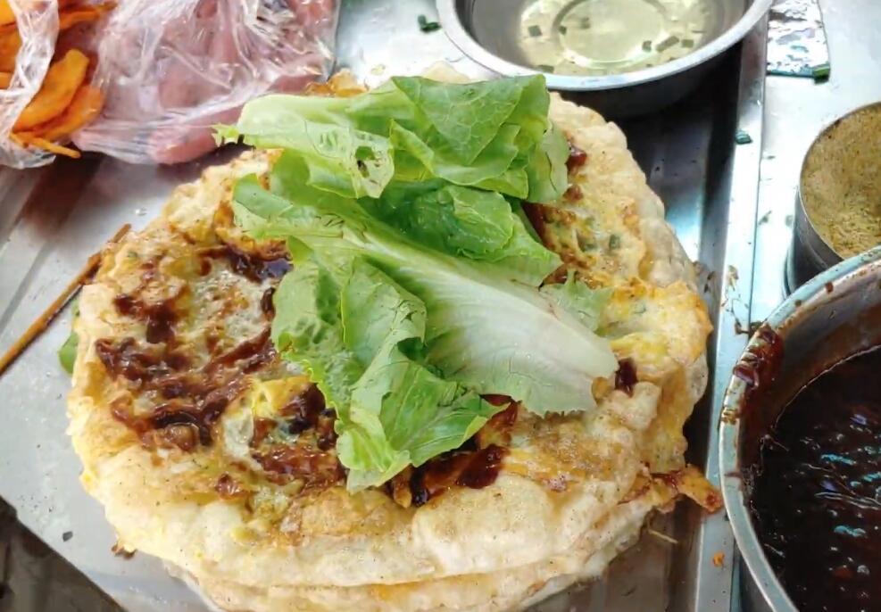 大妈摆摊做鸡蛋饼,配菜只有三样,食客好吃到差点把舌头给吞了