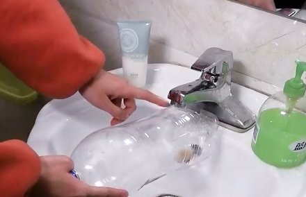 水龙头|塑料瓶简单割几刀，放在卫生间里，完美解决了经常遇到的大难题