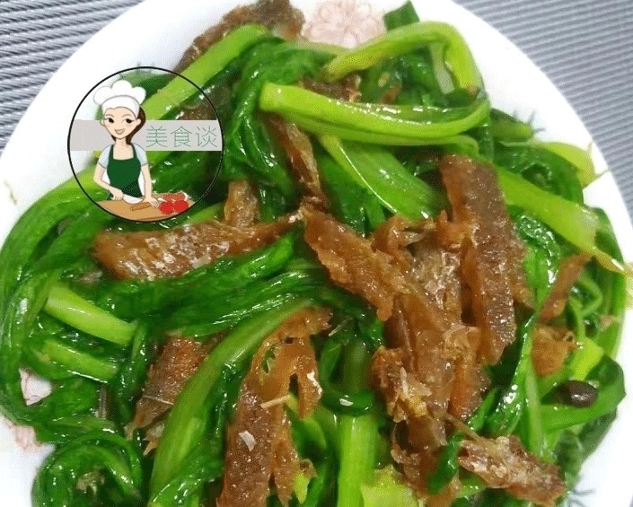 这青菜, 钙含量是莴笋的2倍, 配它一起炒, 清香脆嫩, 儿子吃撑了