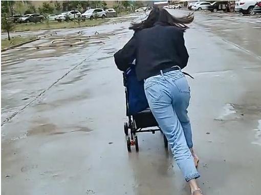 宝妈|小姨带娃的路子有多野看完这几张图，网友这届小姨跟宝宝有仇