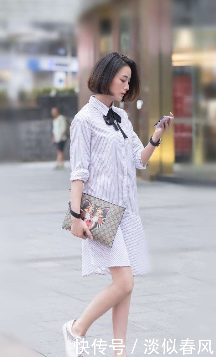 穿搭|街拍:图六苗条小姐姐白色上衣配蓝色裤子慵懒风十足,显白又高挑