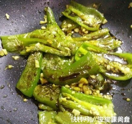 做虎皮青椒还在直接倒油煎大错特错！多加3步，辣椒香脆更鲜香