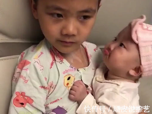 妹妹|“小暖男哥哥”贴心照顾妹妹火了,被哥哥宠溺的小眼神融化了!