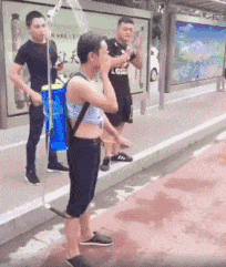 |搞笑GIF:就当是给村里扫地了,好事做到底!