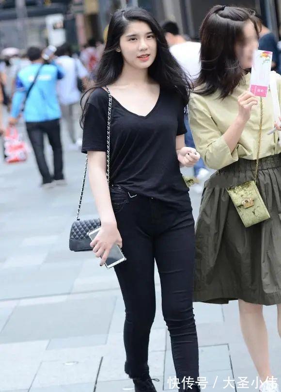 一身黑色|美女街拍:一身黑色搭配,显瘦又显气质,短袖衫配牛仔裤简约美丽又大方