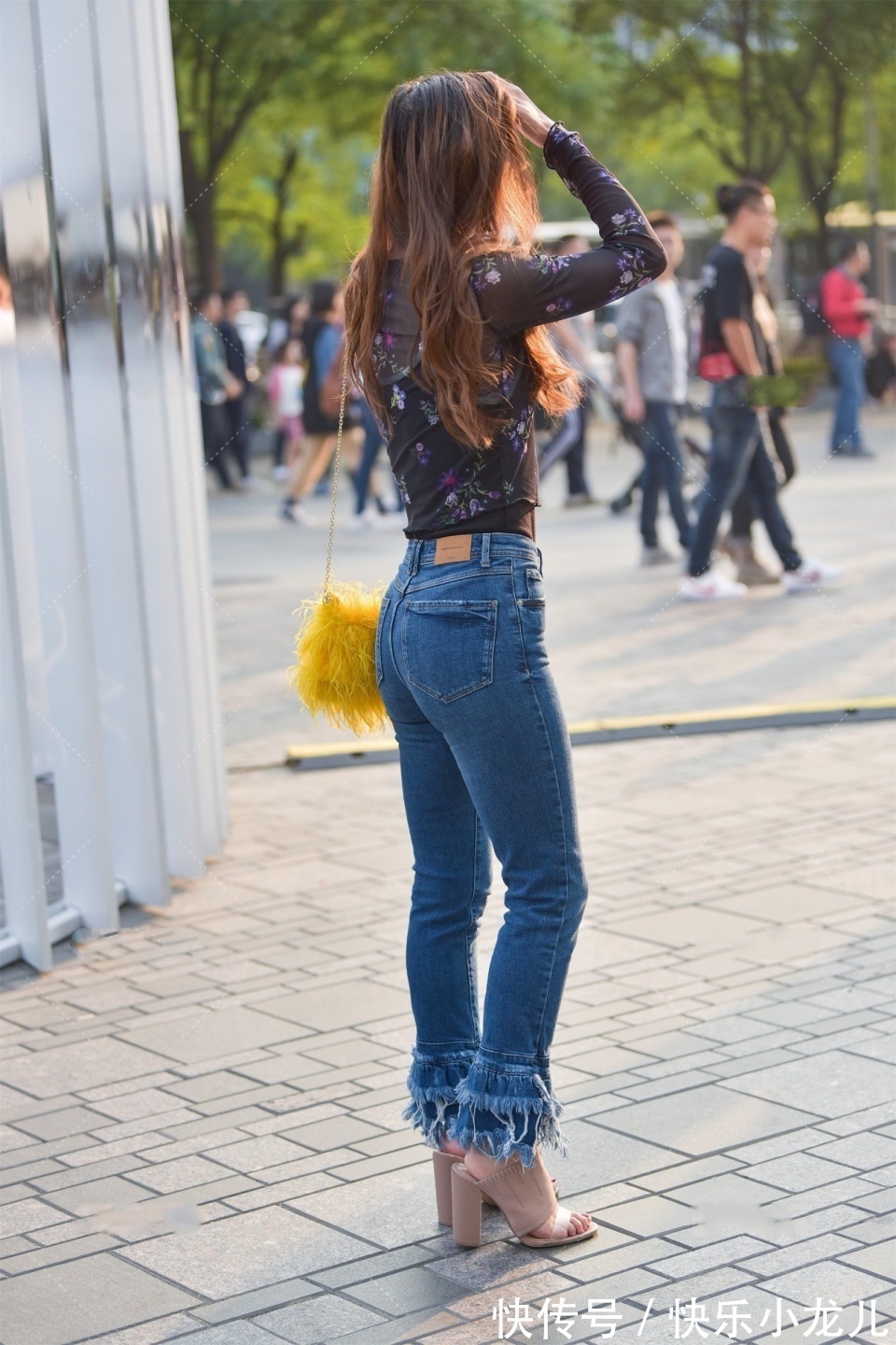 性感|性感时髦的美女，一个人在逛街，好像陪她一起逛街然后再请她吃饭