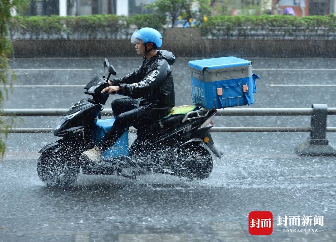 大雨倾盆|大雨倾盆 他们奔驰在路上