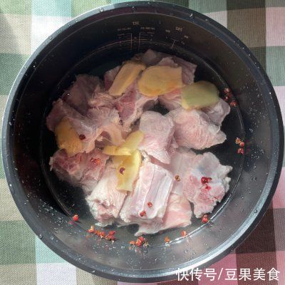 下饭|好吃下饭的胡萝卜排骨汤，几分钟就学到手