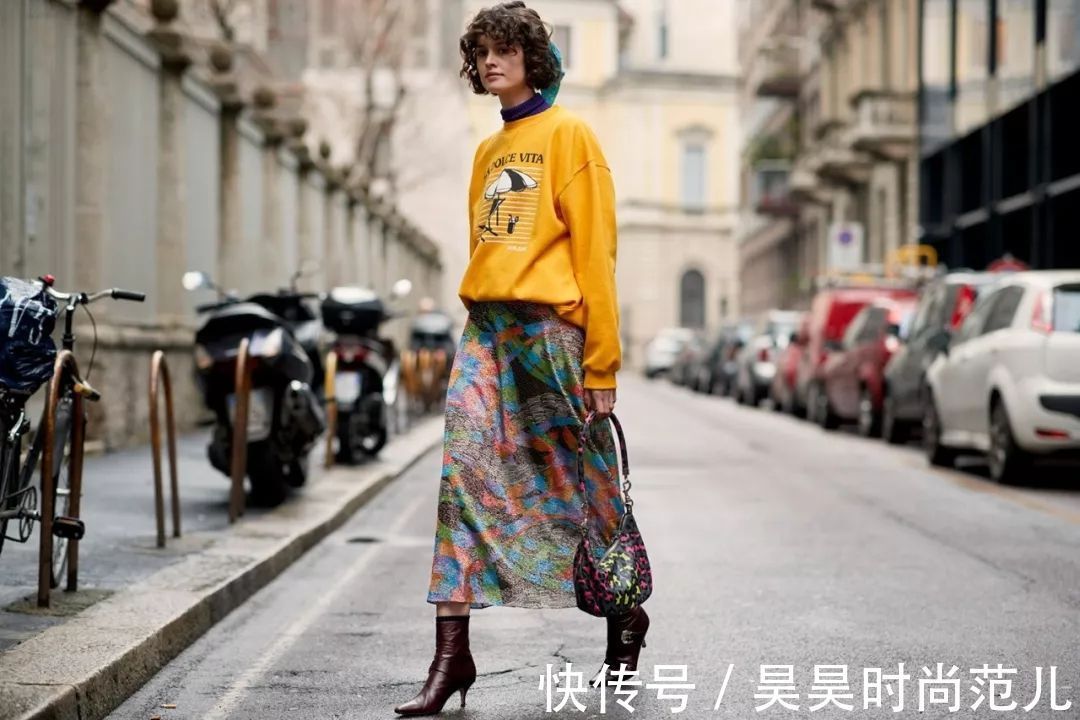 穿搭方式 春天来了,卫衣+裙子的简单穿搭示范,大方舒适又显气质