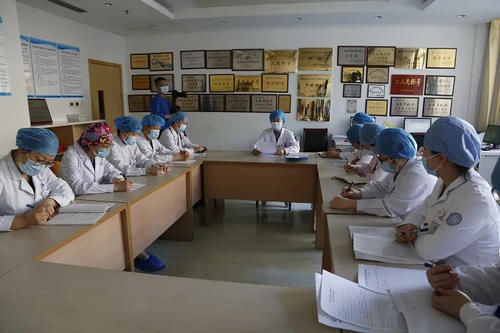 一个，两个，三个！高危产妇顺利产下三胞胎，幸福并蒙圈着，弟兄仨在妈妈肚子里挤在“套二房”