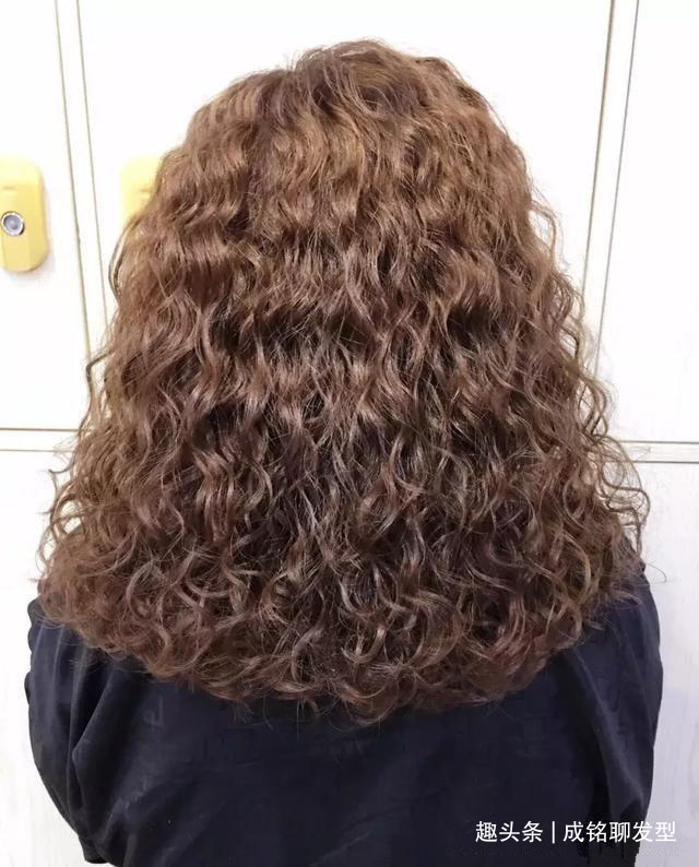 老气 50岁女人烫发最好避开这三种发型,老气更没气质,而且还不好打理